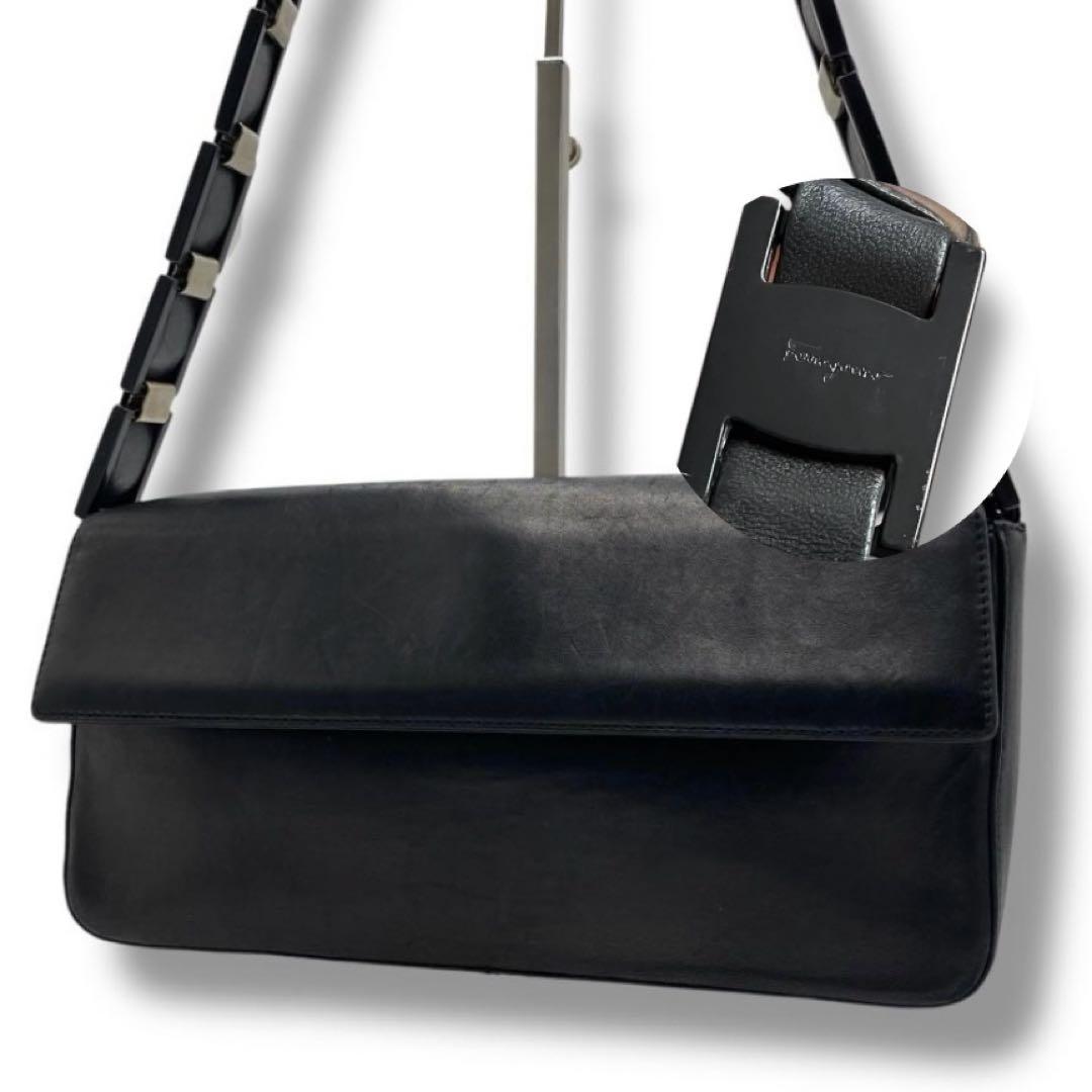 美品 フェラガモ ショルダーバッグ バッグ レザー 黒 チェーン Vintage