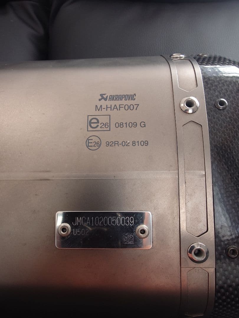 アクラポビッチ スリップオンチタンマフラー V-strom1050用