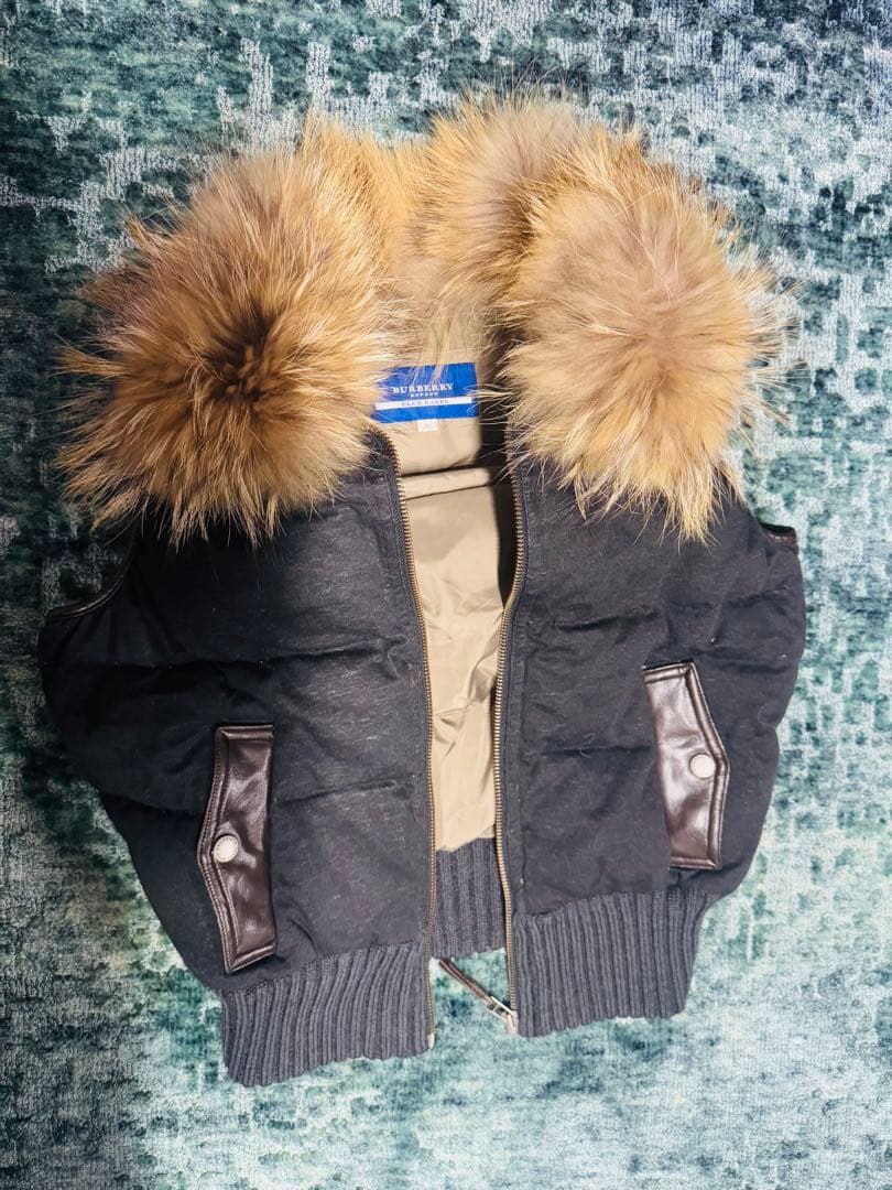 （BURBERRY BLUE LABEL）ロゴ入りファー付きダウンベスト