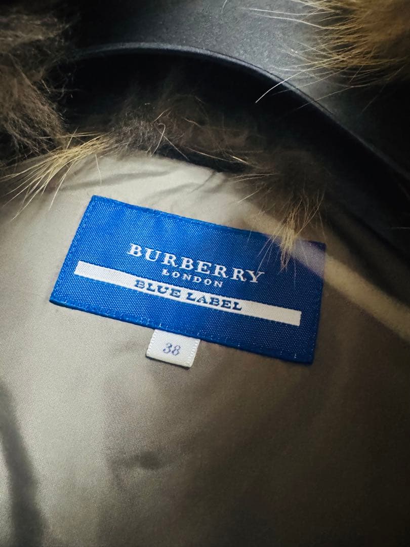 （BURBERRY BLUE LABEL）ロゴ入りファー付きダウンベスト