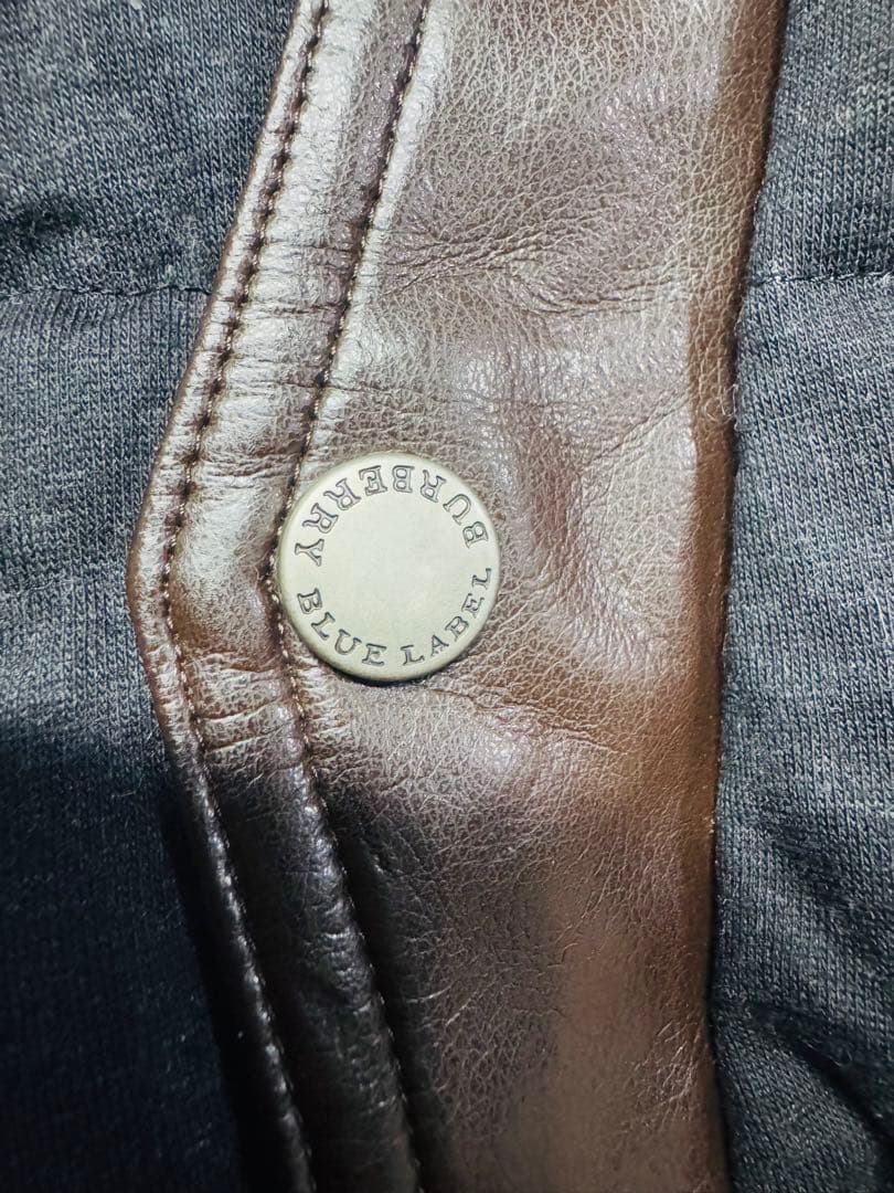 （BURBERRY BLUE LABEL）ロゴ入りファー付きダウンベスト