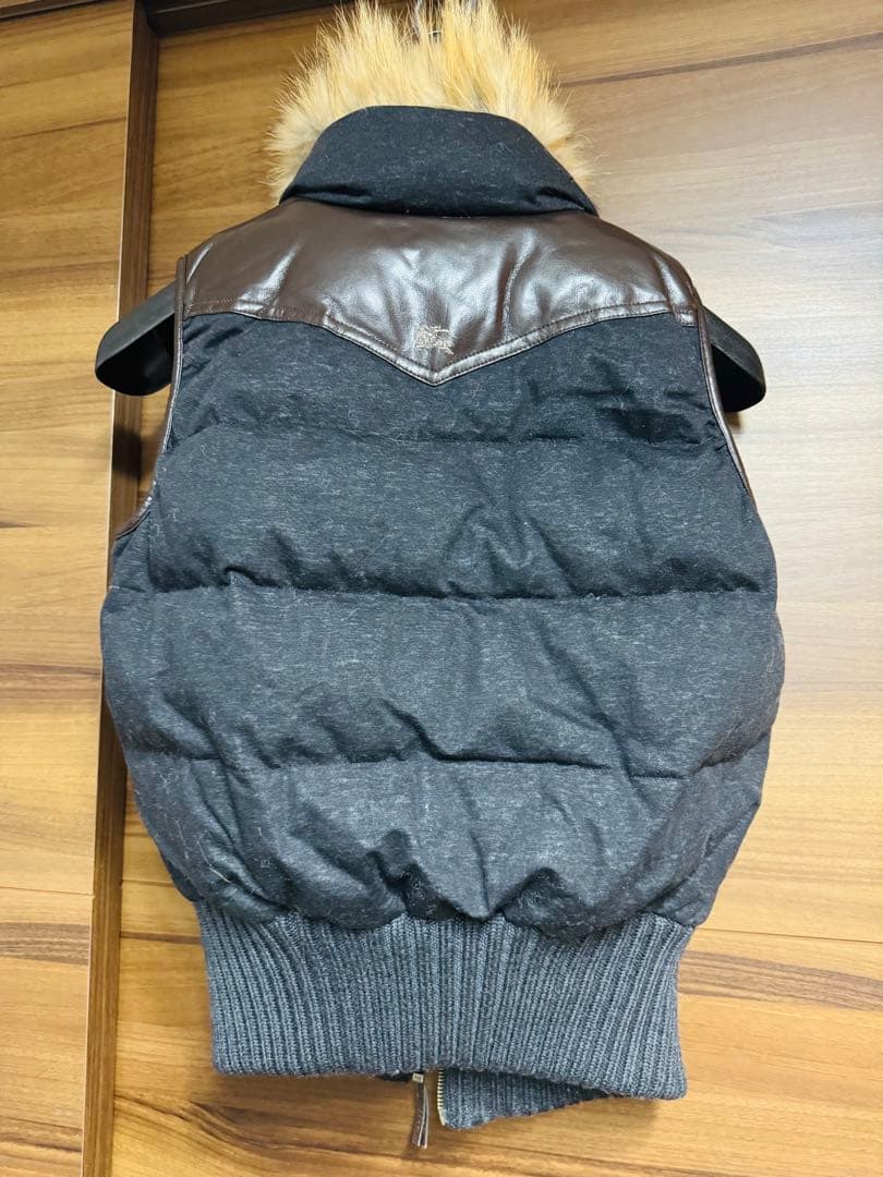 （BURBERRY BLUE LABEL）ロゴ入りファー付きダウンベスト