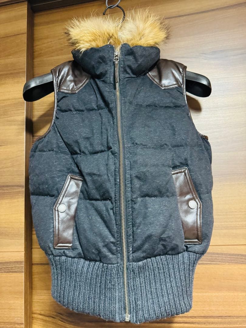 （BURBERRY BLUE LABEL）ロゴ入りファー付きダウンベスト