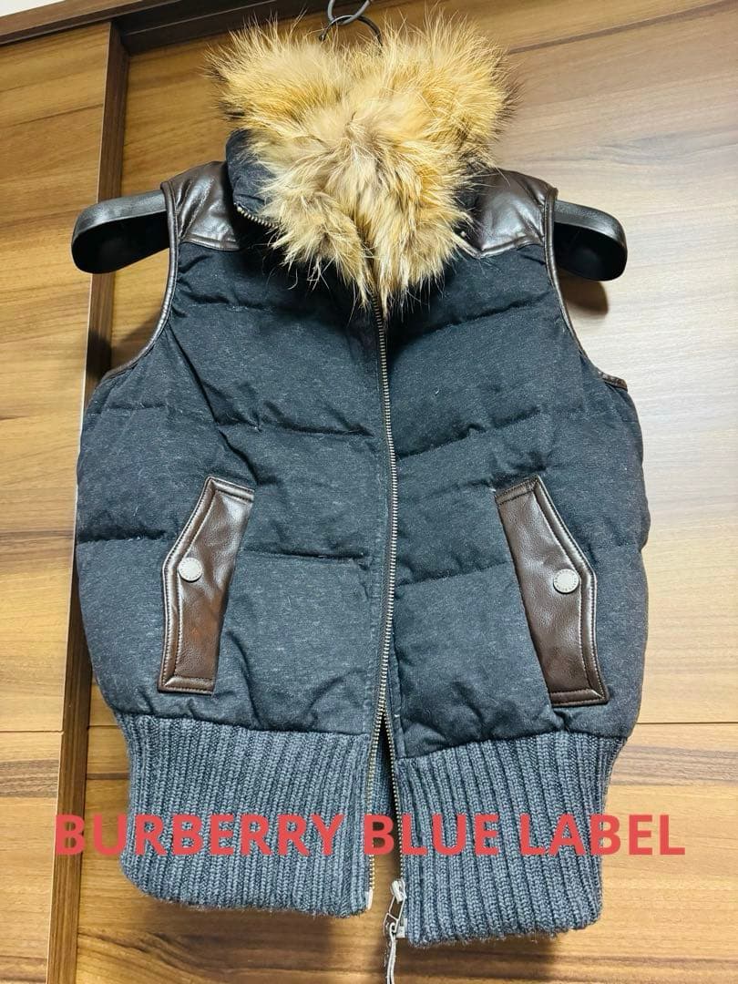 （BURBERRY BLUE LABEL）ロゴ入りファー付きダウンベスト