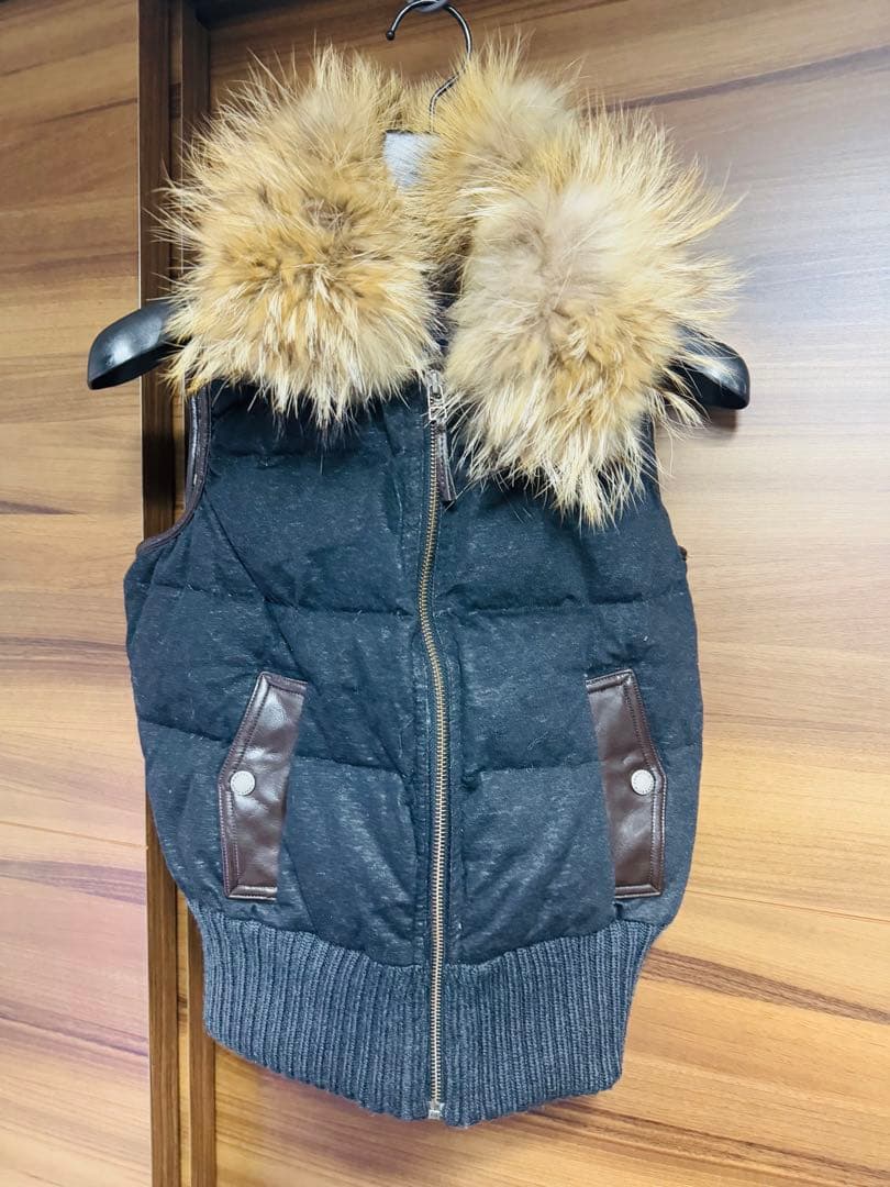 （BURBERRY BLUE LABEL）ロゴ入りファー付きダウンベスト