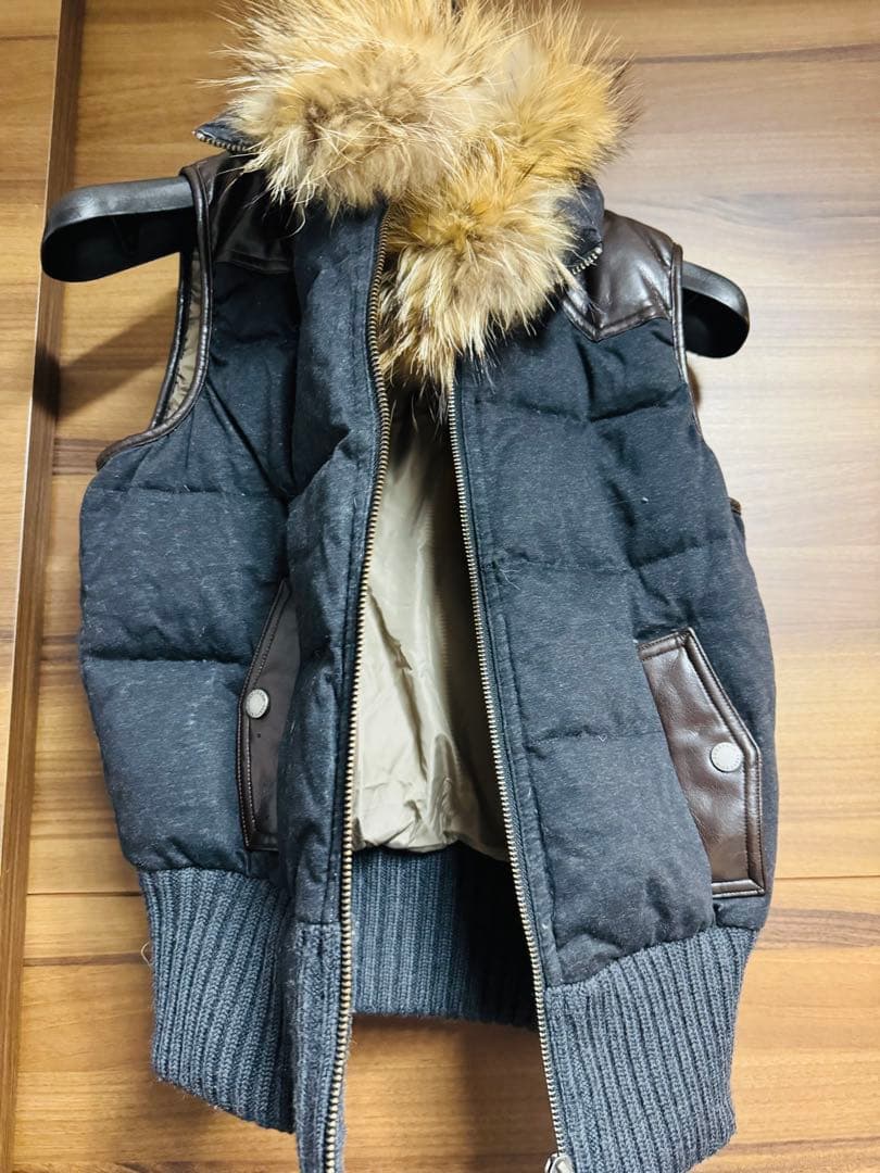 （BURBERRY BLUE LABEL）ロゴ入りファー付きダウンベスト