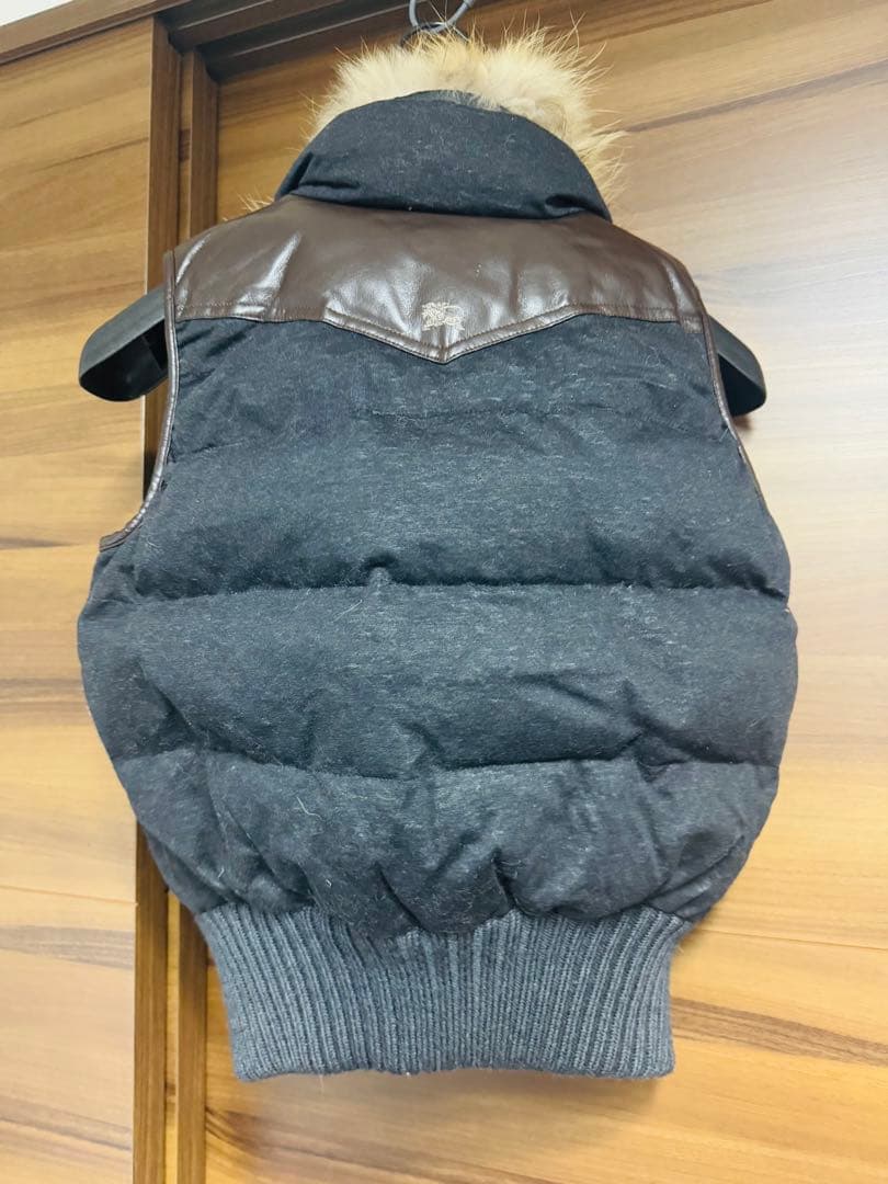 （BURBERRY BLUE LABEL）ロゴ入りファー付きダウンベスト