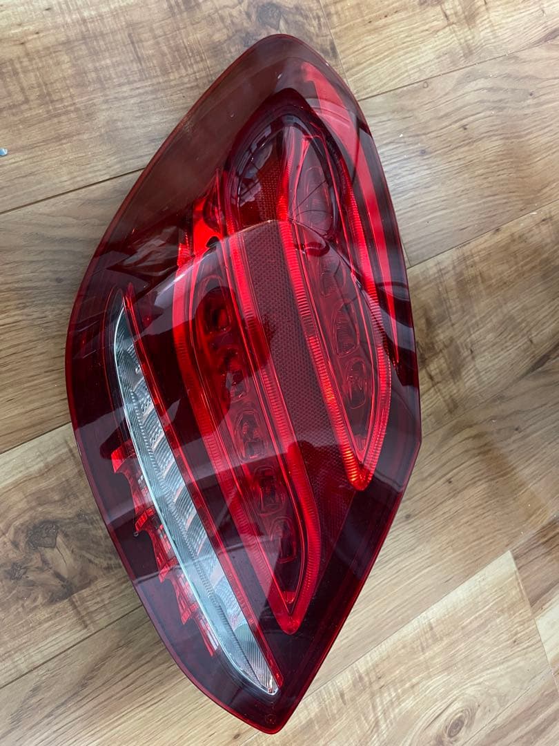 ベンツ　W205　Cクラス　セダン　前期　左テールランプ　純正品！
