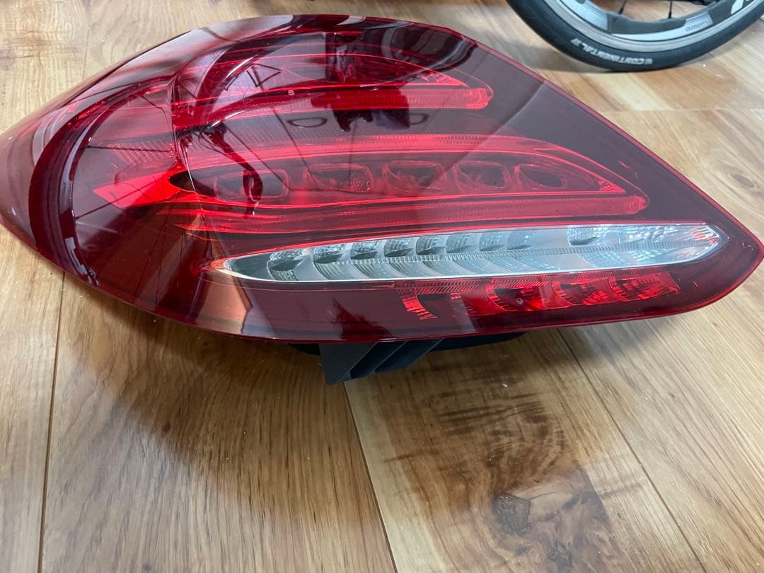 ベンツ　W205　Cクラス　セダン　前期　左テールランプ　純正品！