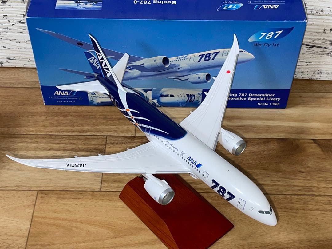 [非売品]ANA B787-8 鯖塗装 1/200 We fly 1st木製台座