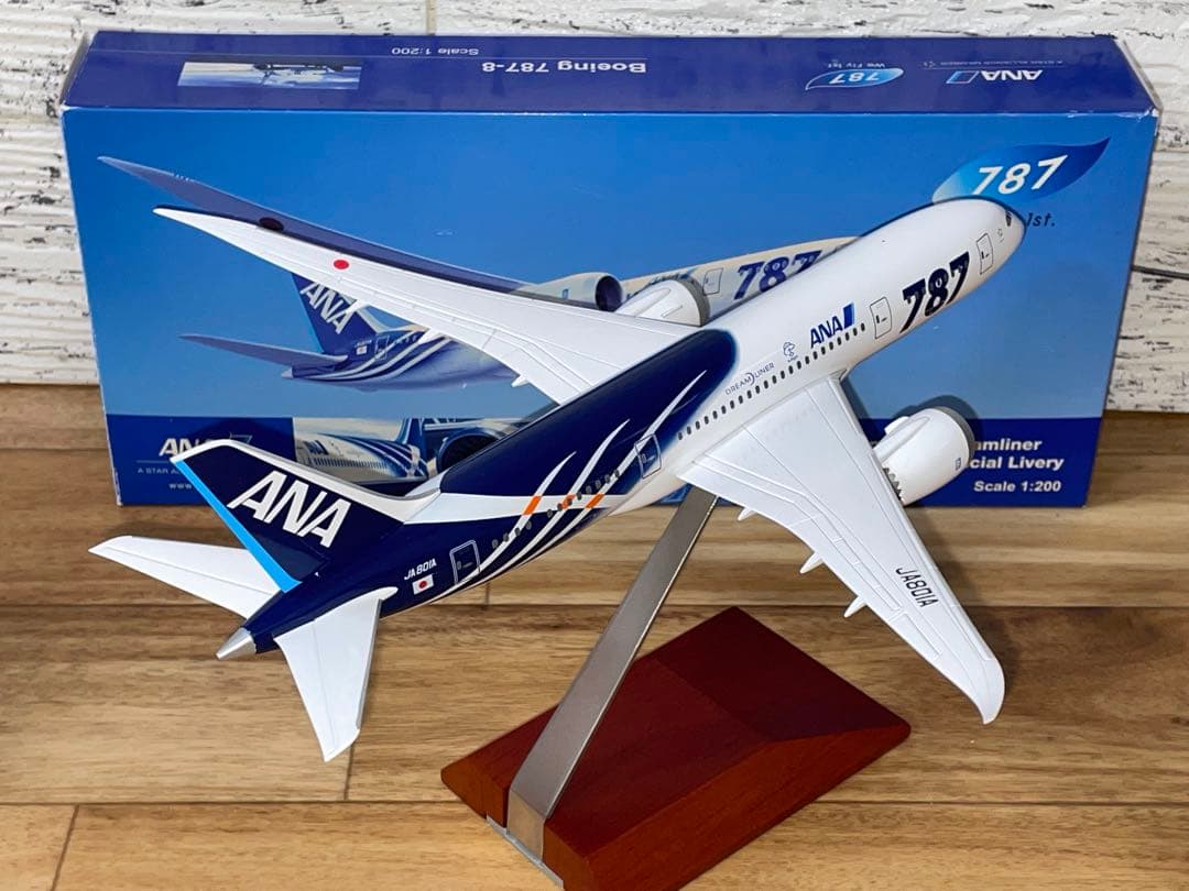 [非売品]ANA B787-8 鯖塗装 1/200 We fly 1st木製台座