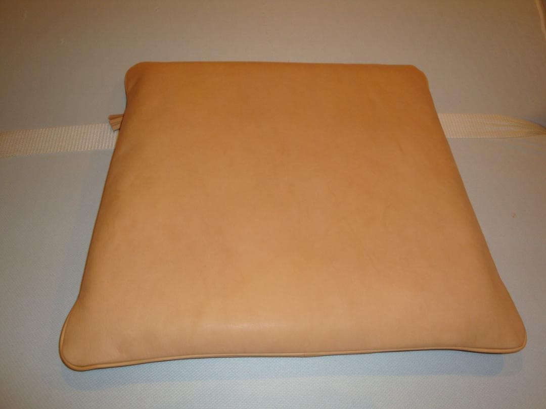 栃木レザー　ヌメ革クッション・差布団／１枚革．高級サロン御用達