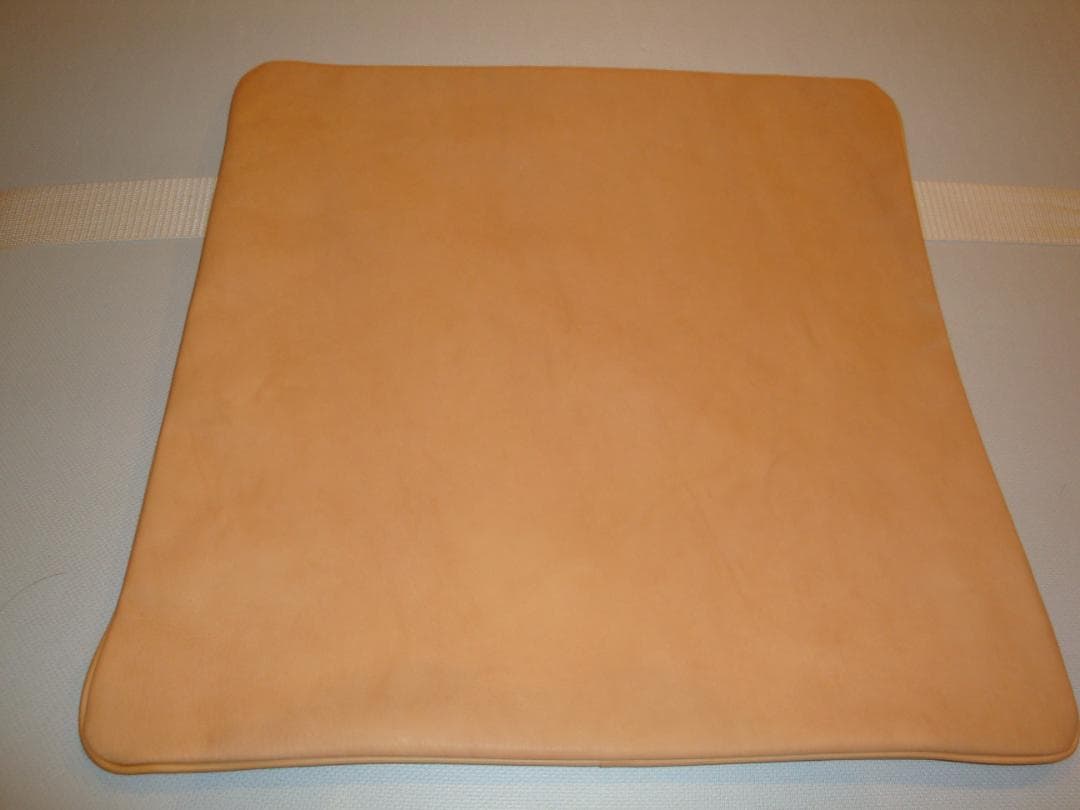 栃木レザー　ヌメ革クッション・差布団／１枚革．高級サロン御用達
