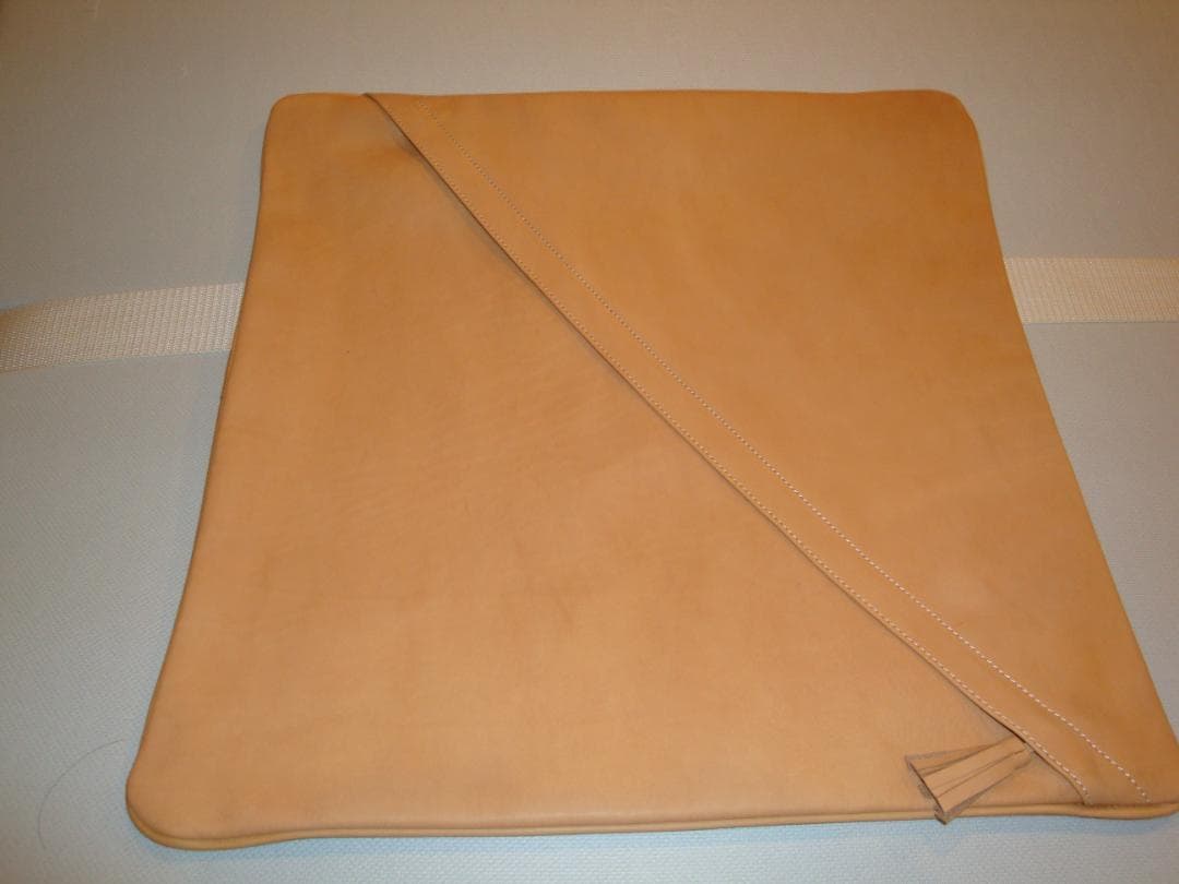 栃木レザー　ヌメ革クッション・差布団／１枚革．高級サロン御用達