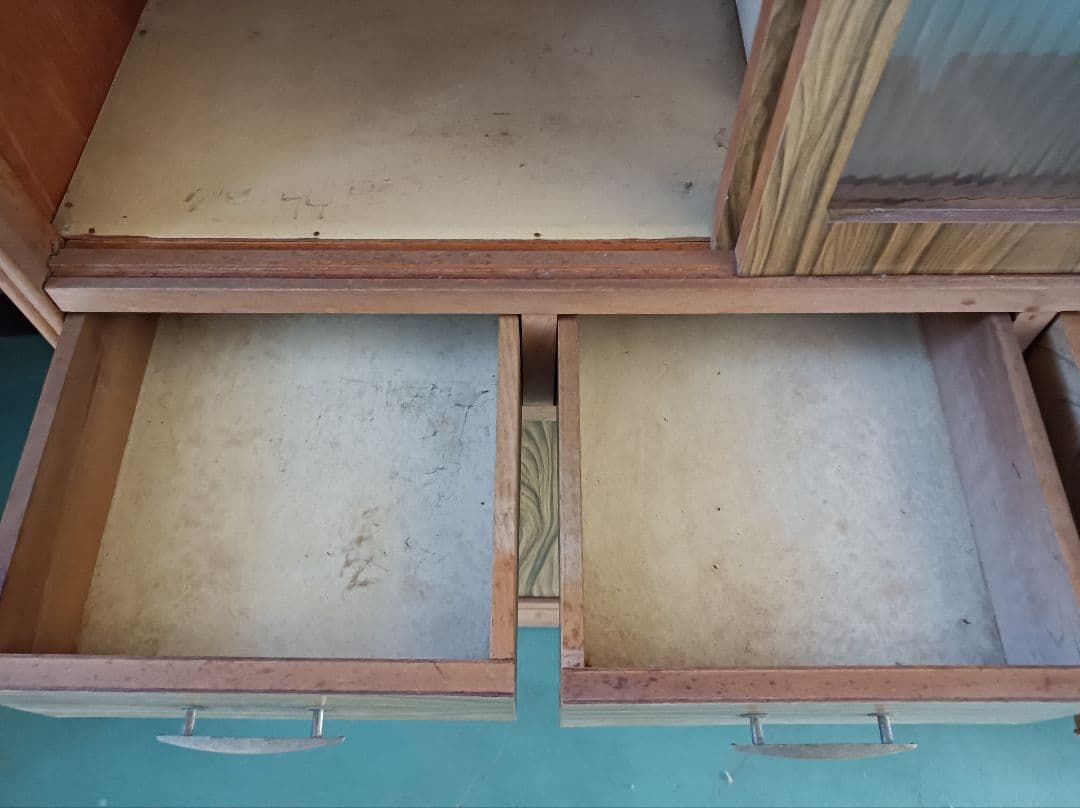 木製ストライプ模様キャビネット