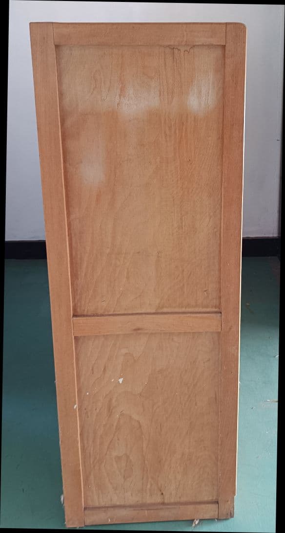 木製ストライプ模様キャビネット