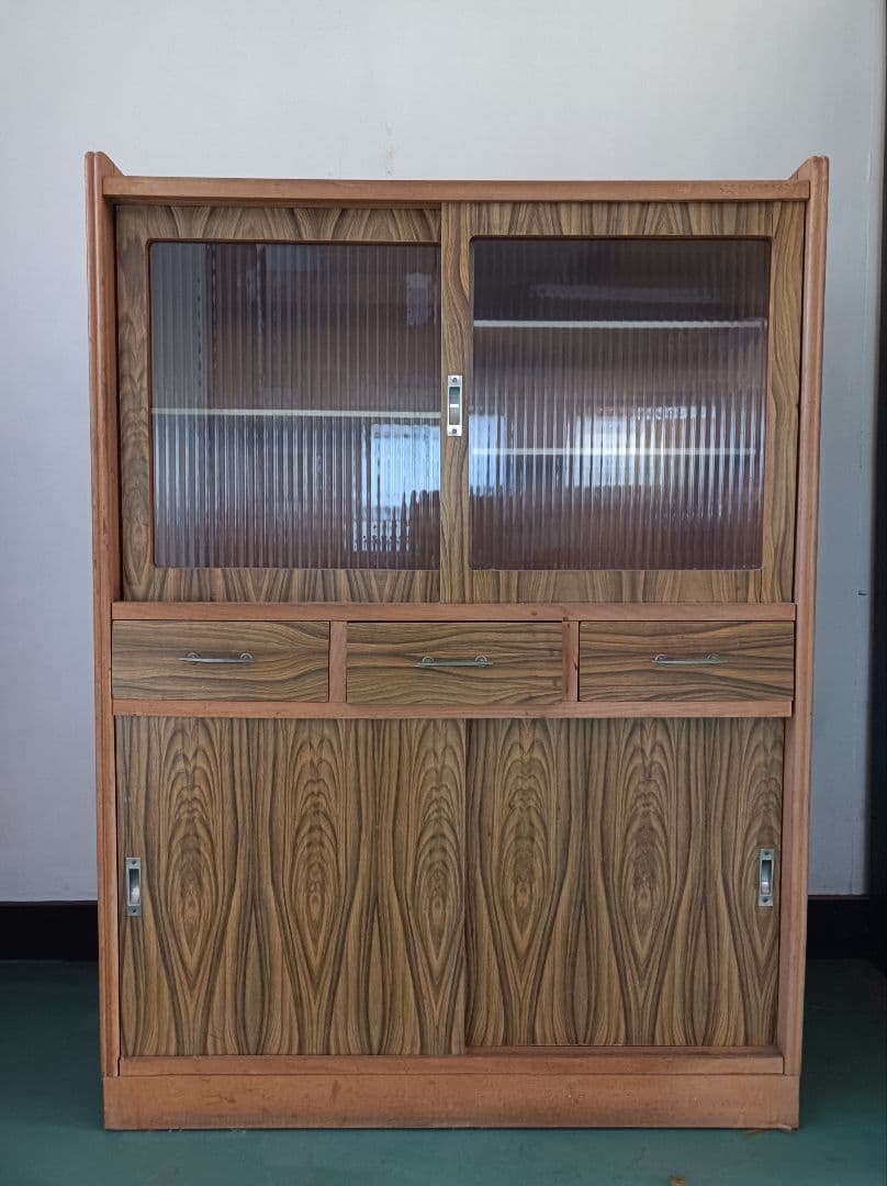 木製ストライプ模様キャビネット