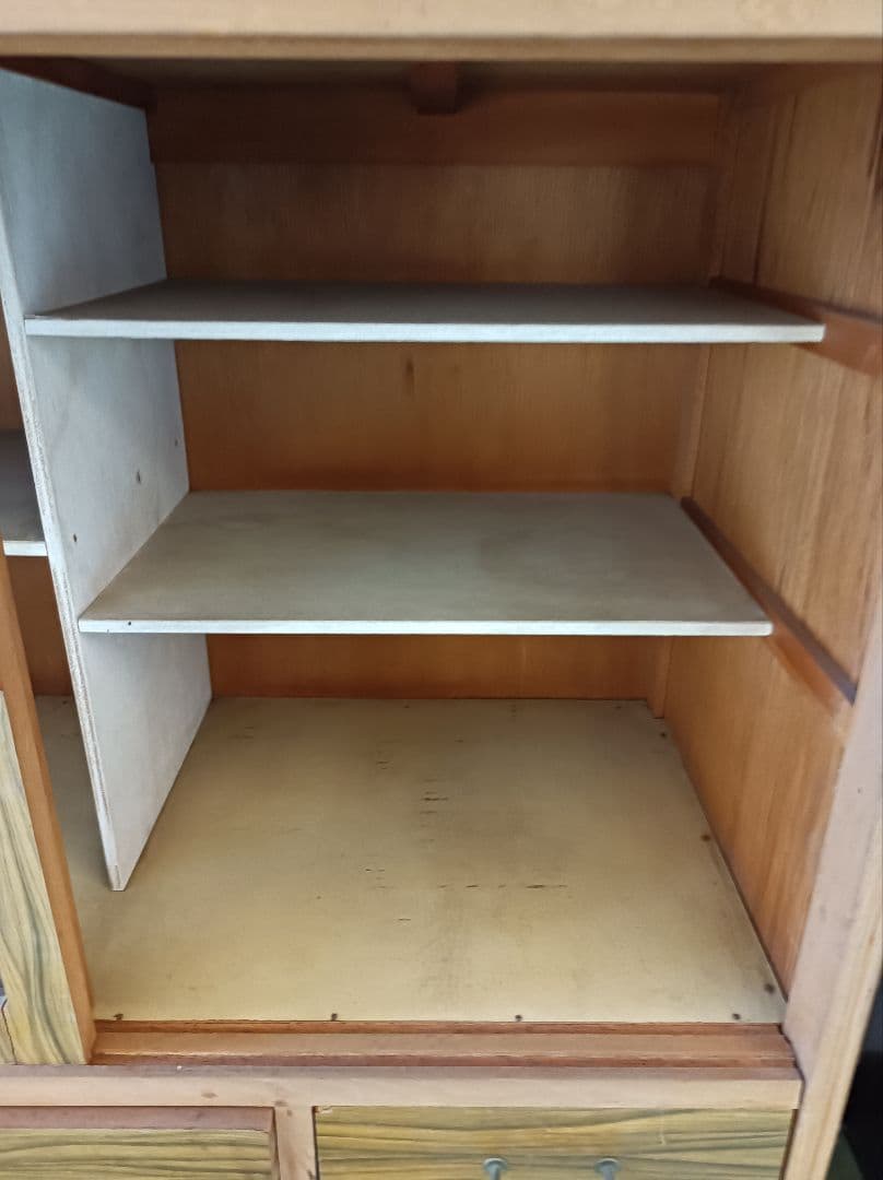 木製ストライプ模様キャビネット