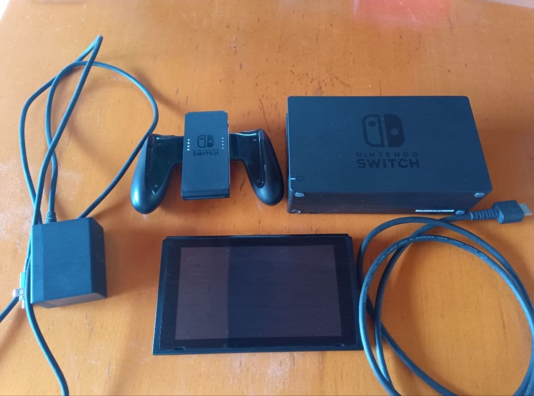 Nintendo Switch 本体と付属品セット（Joy-Conなし）