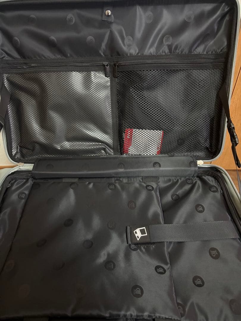 片開きスーツケース