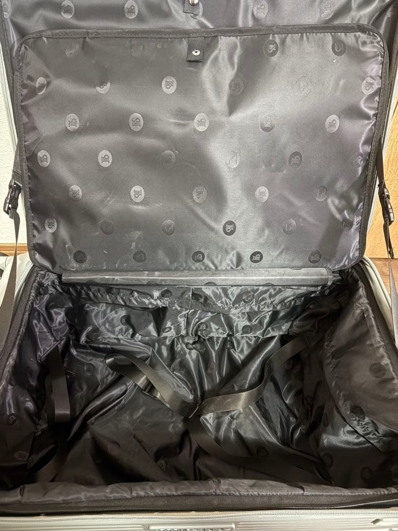 片開きスーツケース