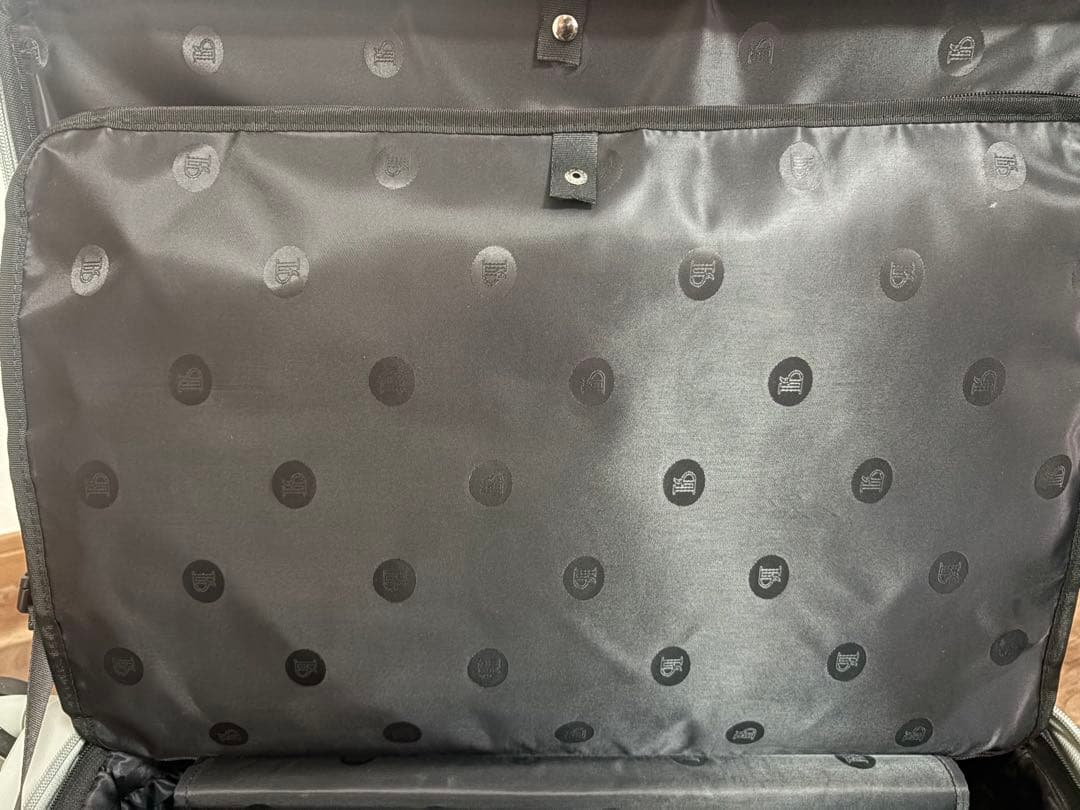 片開きスーツケース