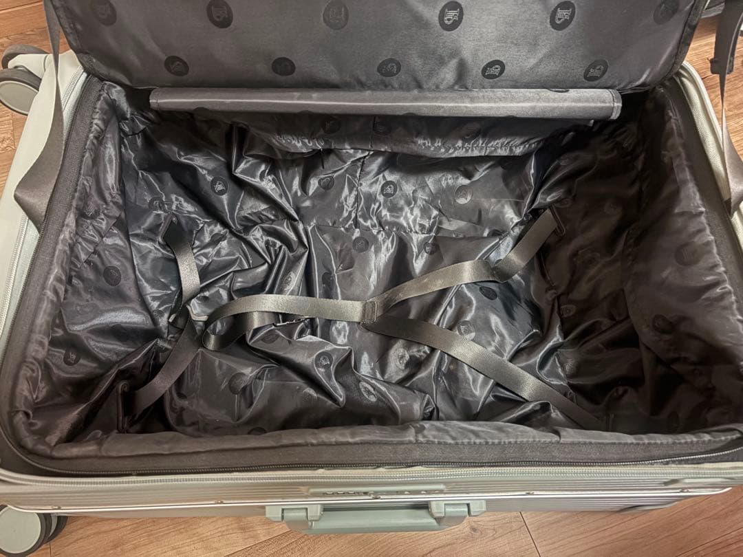 片開きスーツケース