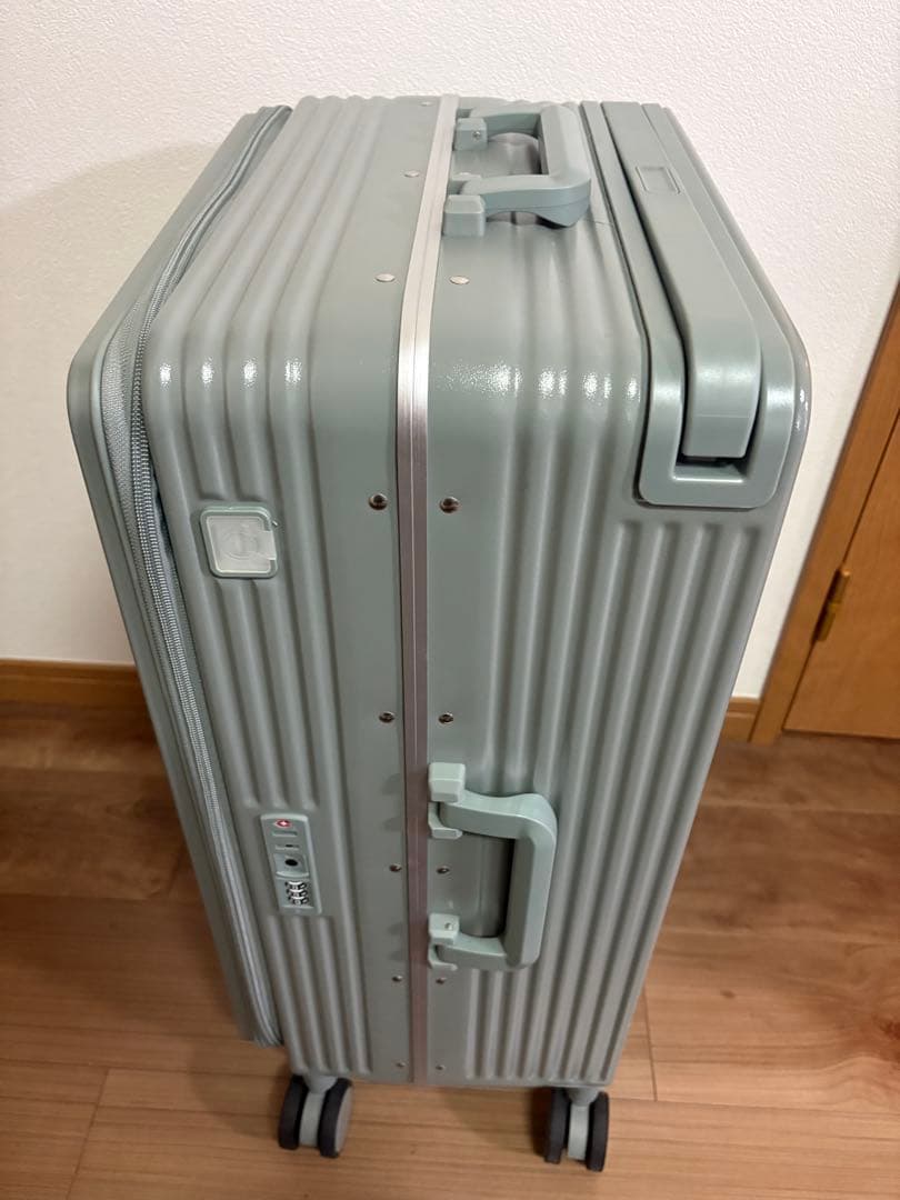 片開きスーツケース
