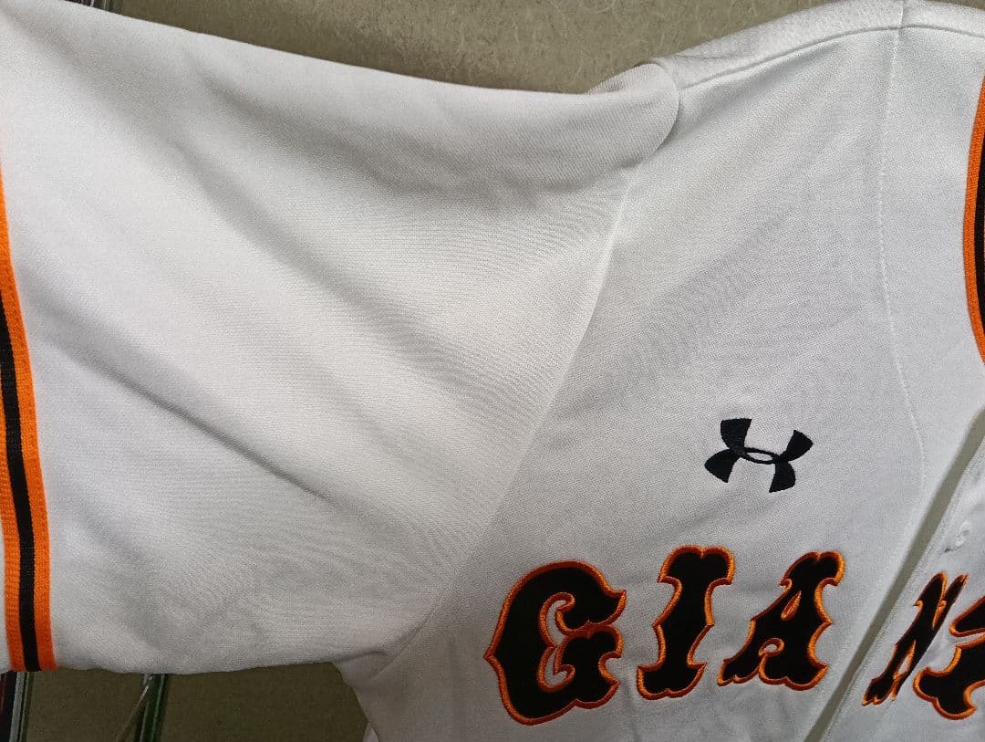 新品タグ付き！ アンダーアーマー製 読売ジャイアンツ 刺繍背番号無しユニフォーム