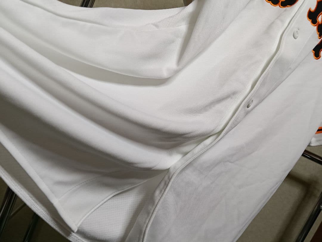 新品タグ付き！ アンダーアーマー製 読売ジャイアンツ 刺繍背番号無しユニフォーム