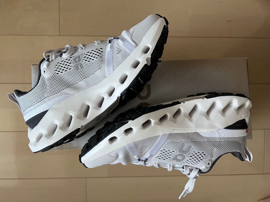 ONオンCloudsurfer Trailライニングシューズ スニーカー23.5