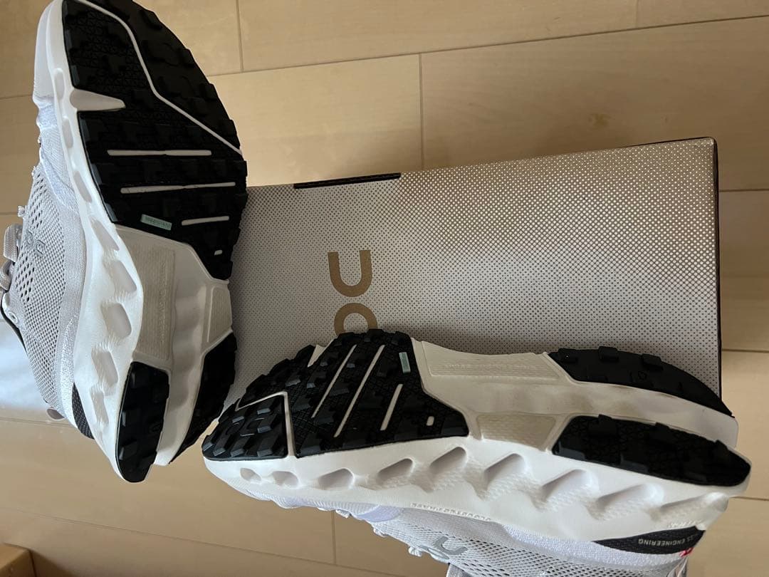 ONオンCloudsurfer Trailライニングシューズ スニーカー23.5