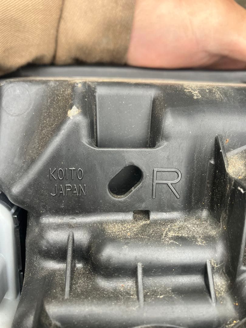 いすゞ　ISUZU イスズ　エルフ　ヘッドライト右