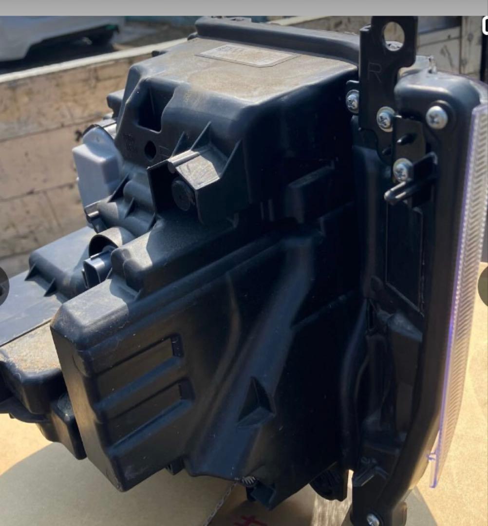 いすゞ　ISUZU イスズ　エルフ　ヘッドライト右