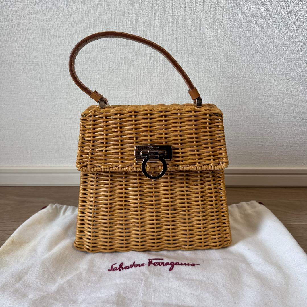 ルヴァトーレフェラガモガンチーニ ストロー かごバッグ　ロゴ ハンドバッグ