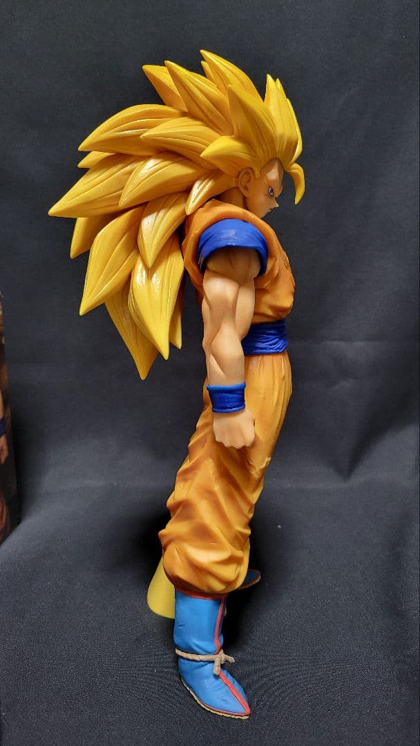 【期間限定大幅値下げ】Grandistanero超サイヤ人3孫悟空＆LEDケース