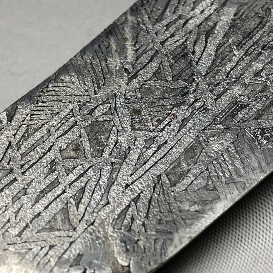 み*ん様 隕石 鉄隕石　アルタイ隕石　ナチュラル　原石　重さ約100ｇ 立て付き