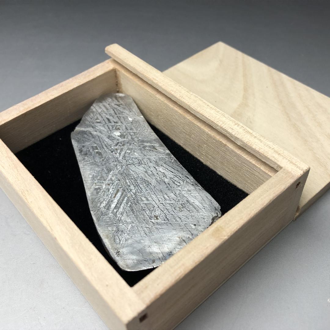 み*ん様 隕石 鉄隕石　アルタイ隕石　ナチュラル　原石　重さ約100ｇ 立て付き
