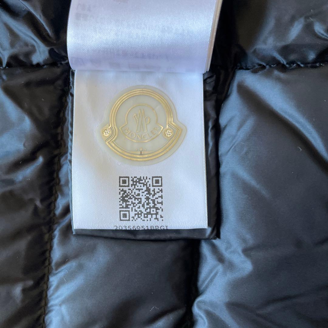 MONCLER 黒 フード付きダウンベスト