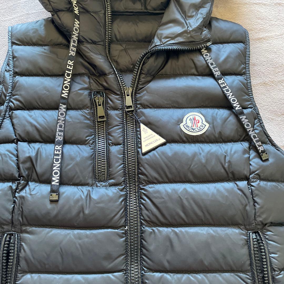 MONCLER 黒 フード付きダウンベスト