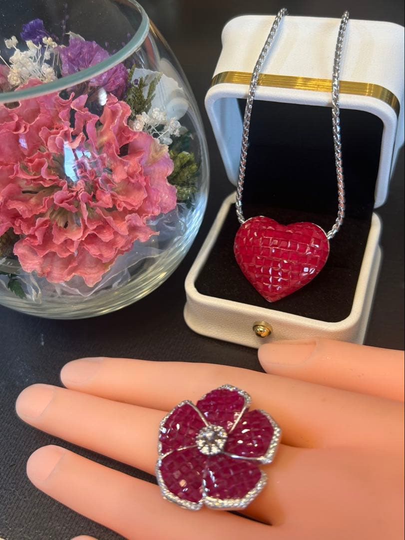 コ*□様 ミステリーセッティングシンセテックルビーデザインリング➕ハートモチーフ