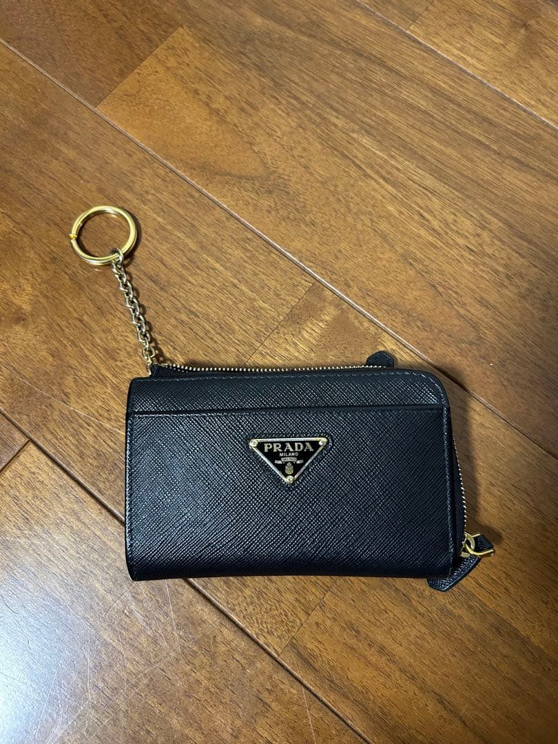 PRADA ブラック キーケース サフィアーノレザー