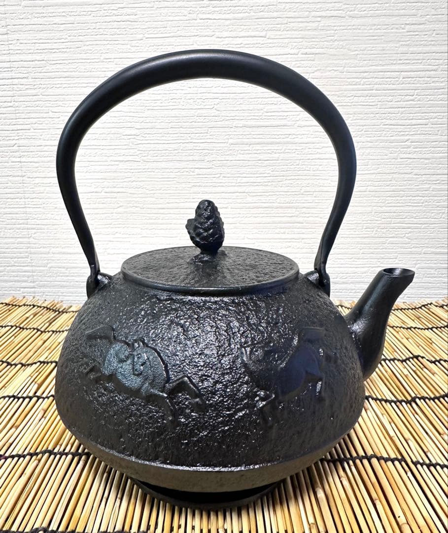 新品、供箱等付属品、鉄瓶台付　南部名工岩鋳造 １４型双馬肌あっきー猫様　売約済み