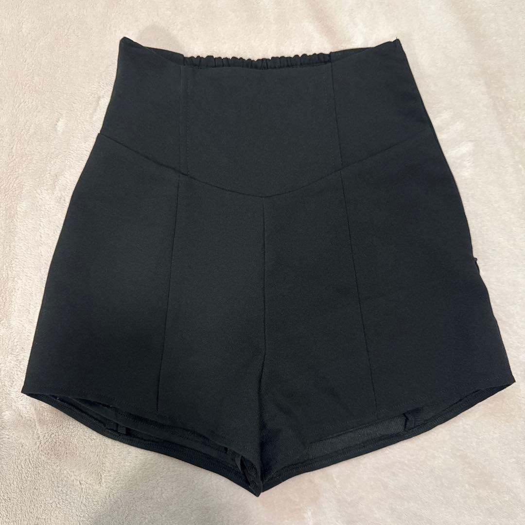 ダーリッチ　美シルエットショートパンツ　ブラック