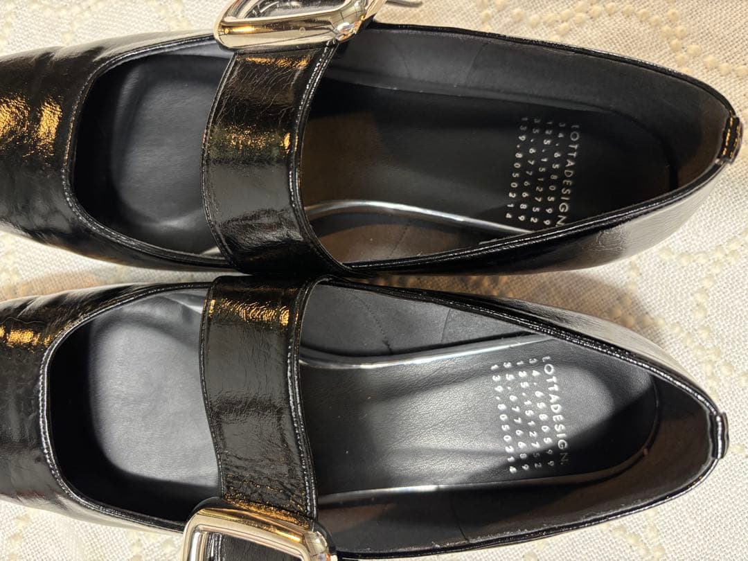 【晴雨兼用】LOTTADESIGNスクエアベルトフラットブラックエナメル23.5