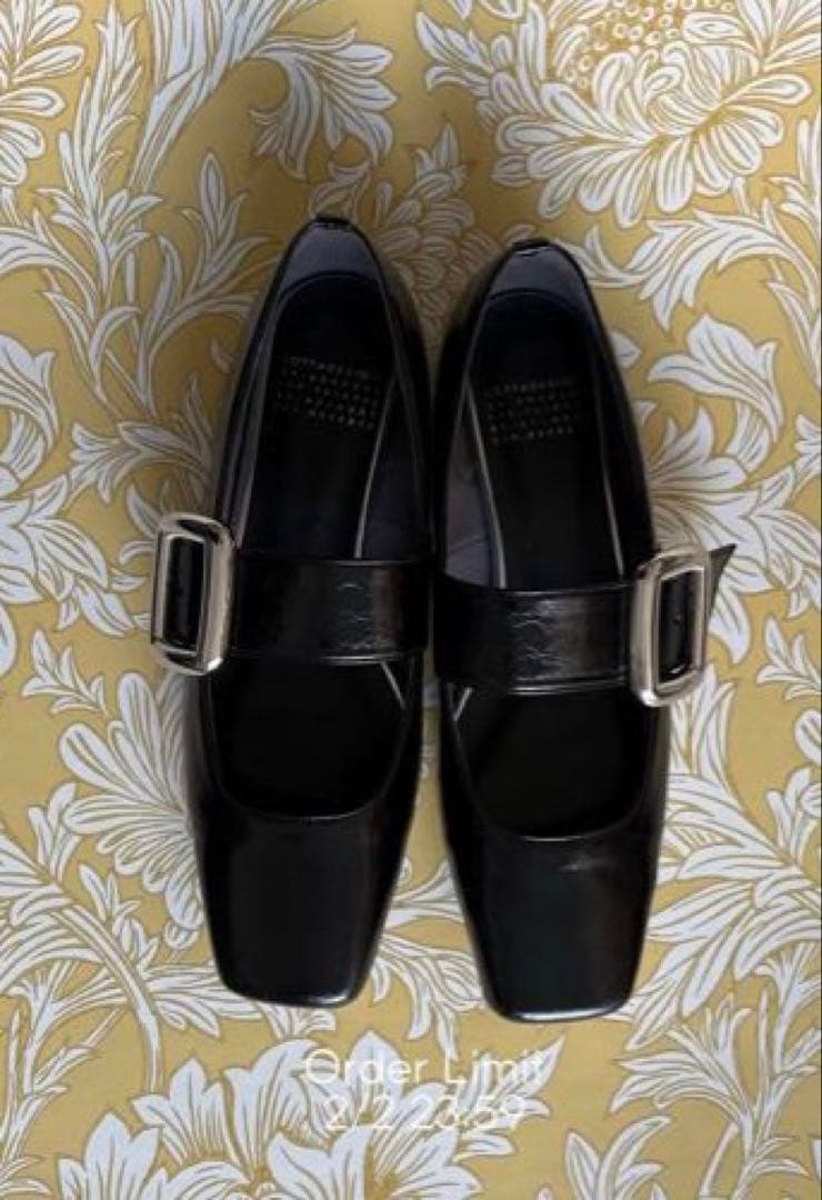 【晴雨兼用】LOTTADESIGNスクエアベルトフラットブラックエナメル23.5