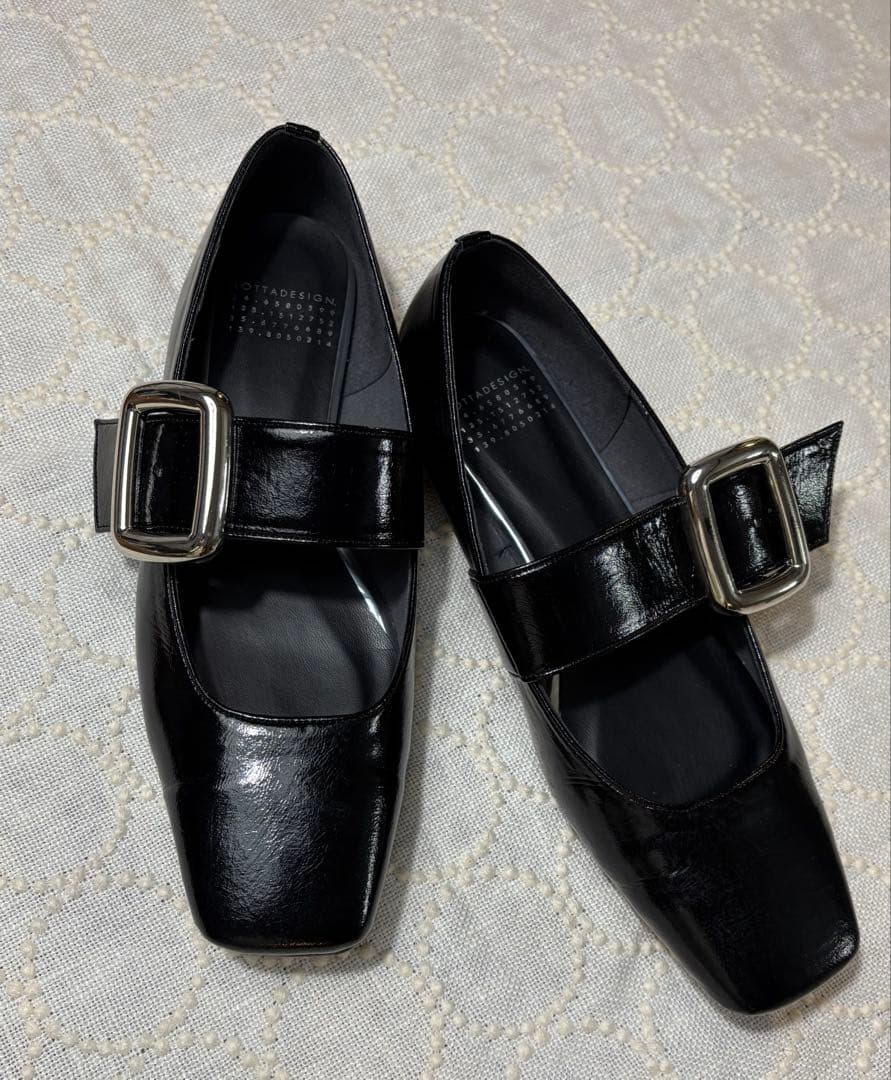 【晴雨兼用】LOTTADESIGNスクエアベルトフラットブラックエナメル23.5