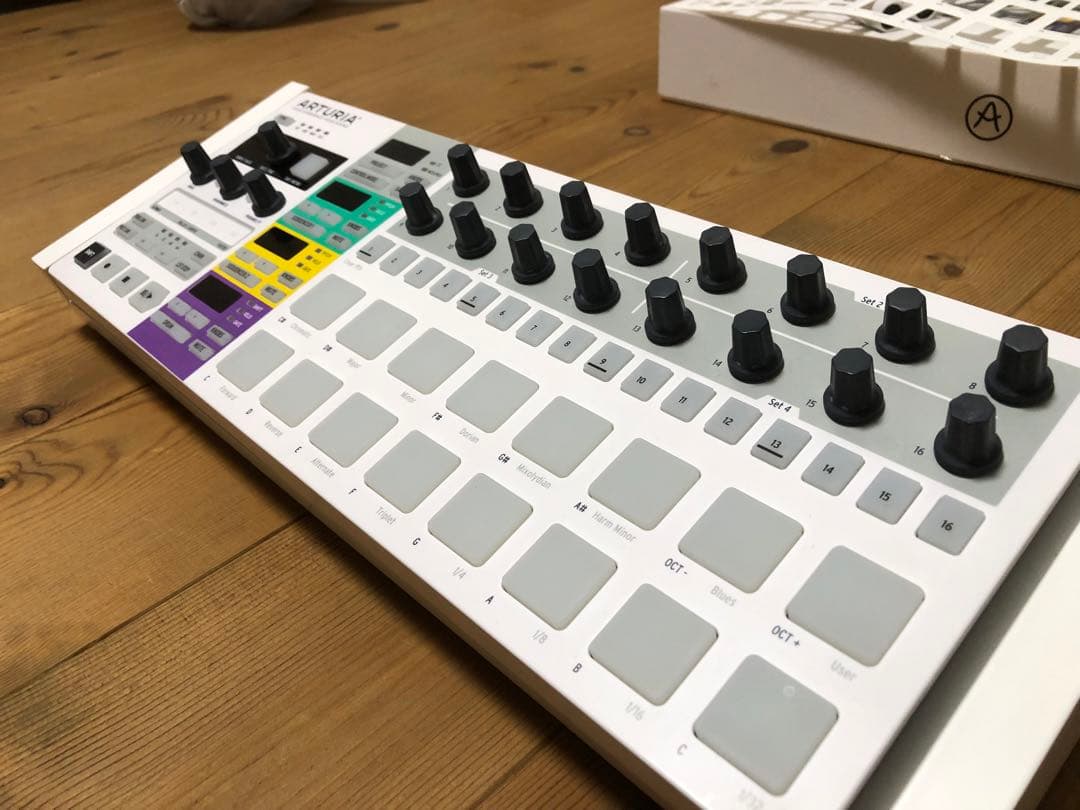 【元箱・スタンド付】Arturia BeatStep Pro