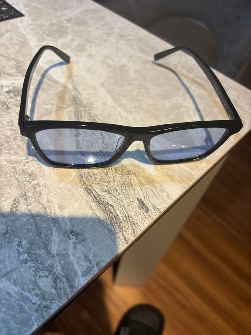 SAINT LAURENT ブラックサングラス レンズは薄いブルー