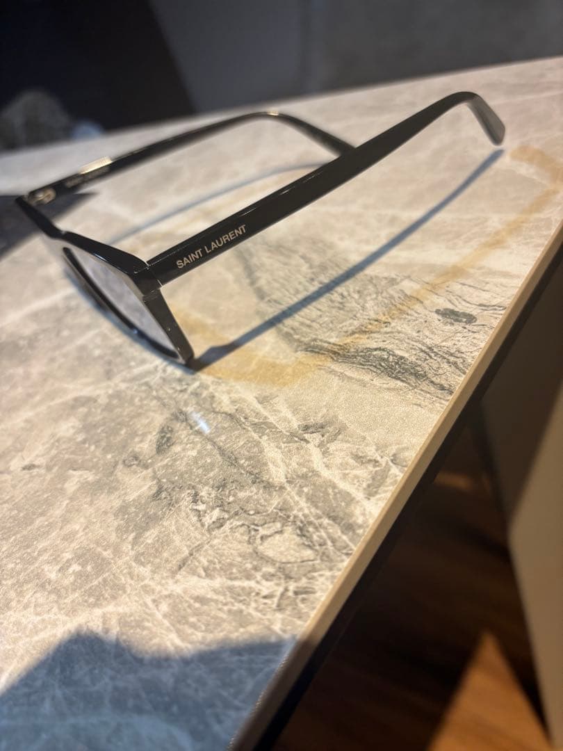 SAINT LAURENT ブラックサングラス レンズは薄いブルー